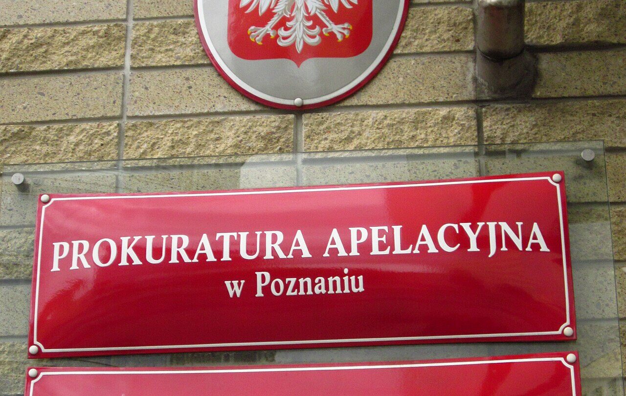 Archiwalne tablice Prokuratury Okręgowej i ówczesnej Prokuratury Apelacyjnej w Poznaniu przy ulicy Solnej. Zdjęcie z 2013 roku.
