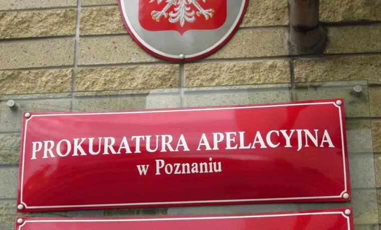 Archiwalne tablice Prokuratury Okręgowej i ówczesnej Prokuratury Apelacyjnej w Poznaniu przy ulicy Solnej. Zdjęcie z 2013 roku.
