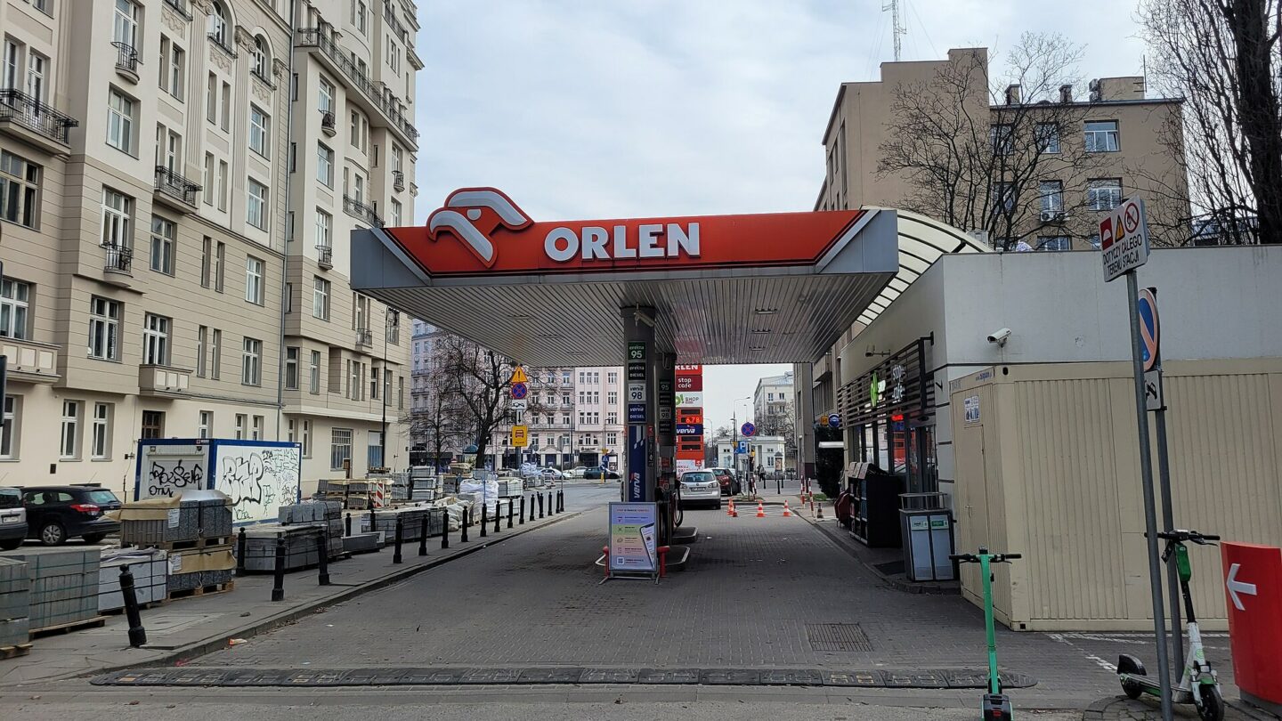 Stacja paliw Orlen przy ulicy Polnej w Warszawie. Fotografia archiwalna, nie dokumentuje cen z października 2023 roku.
