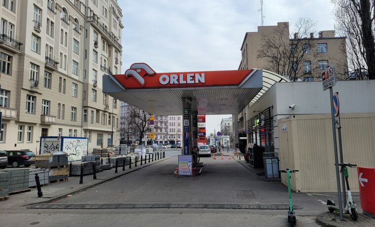 Stacja paliw Orlen przy ulicy Polnej w Warszawie. Fotografia archiwalna, nie dokumentuje cen z października 2023 roku.