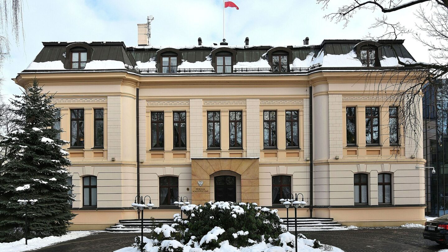 Siedziba Trybunału Konstytucyjnego w Warszawie zimą 2016 roku. Zdjęcie archiwalne.