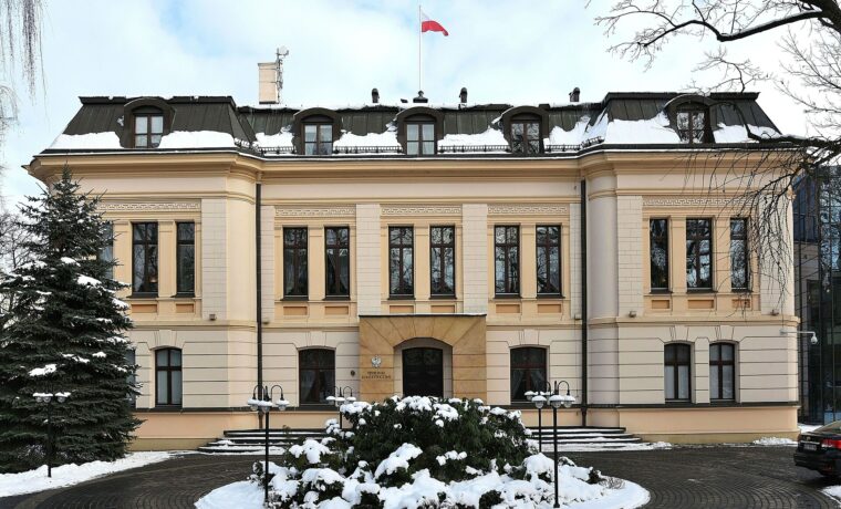 Siedziba Trybunału Konstytucyjnego w Warszawie zimą 2016 roku. Zdjęcie archiwalne.