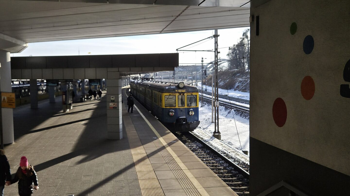 Pociąg SKM na przystanku Gdańsk Śródmieście. Zdjęcie istniejącej infrastruktury, nie przedstawia wybudowanej linii PKM Południe.