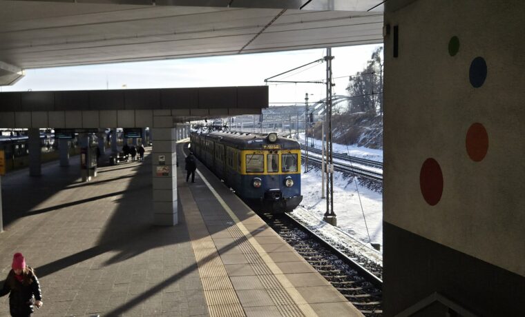Pociąg SKM na przystanku Gdańsk Śródmieście. Zdjęcie istniejącej infrastruktury, nie przedstawia wybudowanej linii PKM Południe.