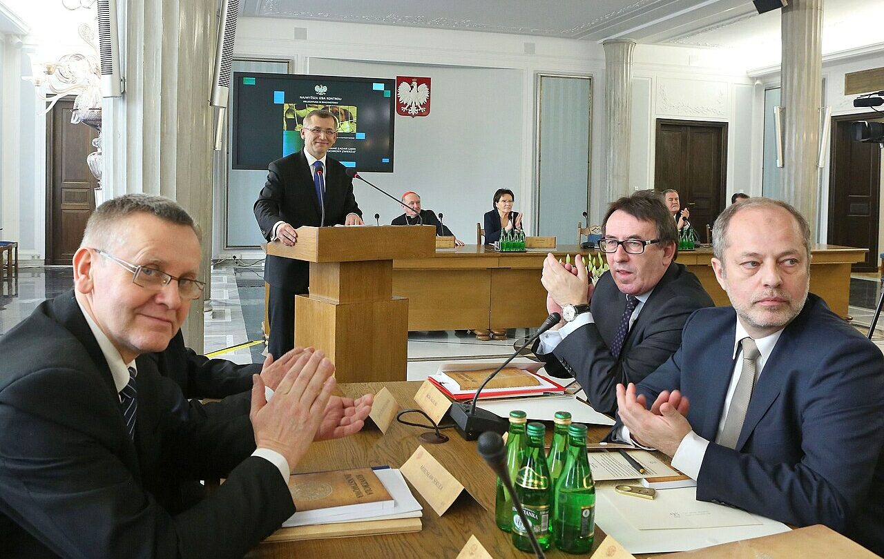 Archiwalne posiedzenie Kolegium NIK w Sali Kolumnowej Sejmu, 10 lutego 2014 roku. Zdjęcie nie przedstawia nominacji Jana Podkowika w 2026 roku.