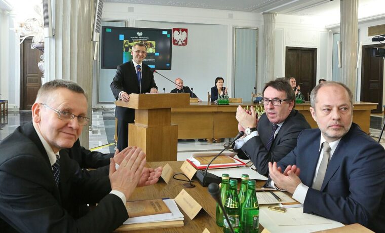 Archiwalne posiedzenie Kolegium NIK w Sali Kolumnowej Sejmu, 10 lutego 2014 roku. Zdjęcie nie przedstawia nominacji Jana Podkowika w 2026 roku.