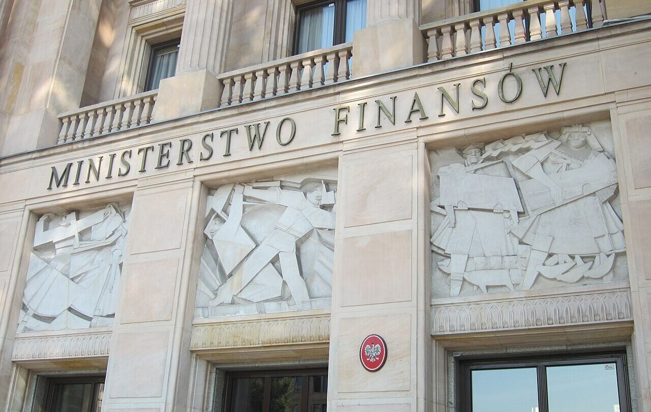 Fragment fasady Ministerstwa Finansów przy ulicy Świętokrzyskiej 12 w Warszawie. Fotografia archiwalna, nie przedstawia czynności w śledztwie.