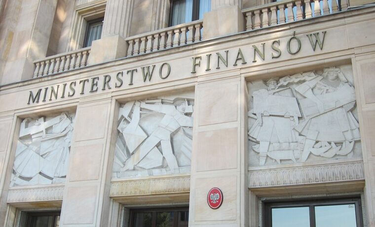 Fragment fasady Ministerstwa Finansów przy ulicy Świętokrzyskiej 12 w Warszawie. Fotografia archiwalna, nie przedstawia czynności w śledztwie.