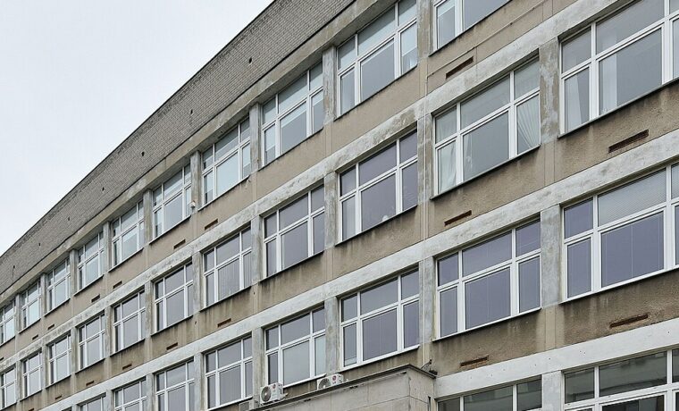 Budynek przy ulicy Świętojerskiej 5–7 w Warszawie, adres siedziby CBOS. Fotografia archiwalna.