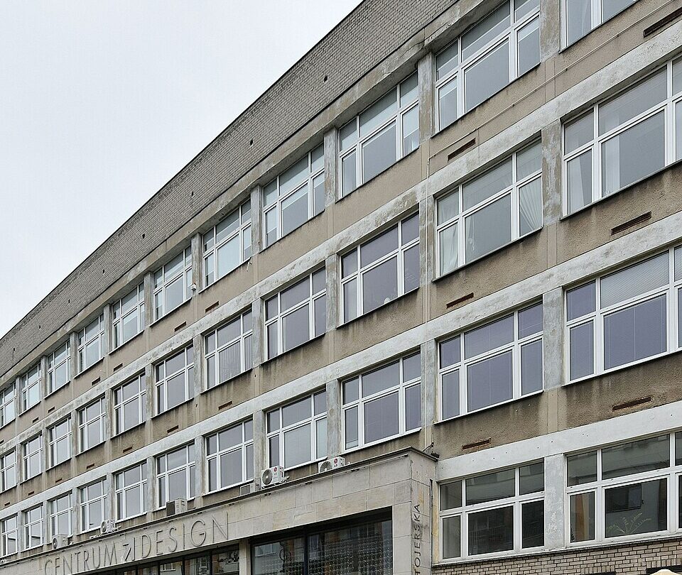 Budynek przy ulicy Świętojerskiej 5–7 w Warszawie, adres siedziby CBOS. Fotografia archiwalna.