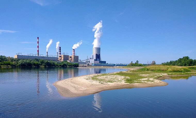 Elektrownia Kozienice widziana z Antoniówki w 2022 roku. Archiwalna ilustracja infrastruktury energetycznej.
