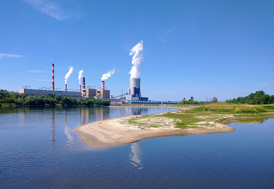 Elektrownia Kozienice widziana z Antoniówki w 2022 roku. Archiwalna ilustracja infrastruktury energetycznej.