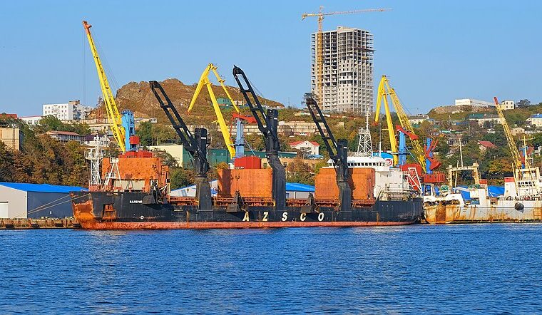 Port handlowy we Władywostoku w październiku 2024 roku. Fotografia miejsca, nie dokumentacja zarzucanych transportów.