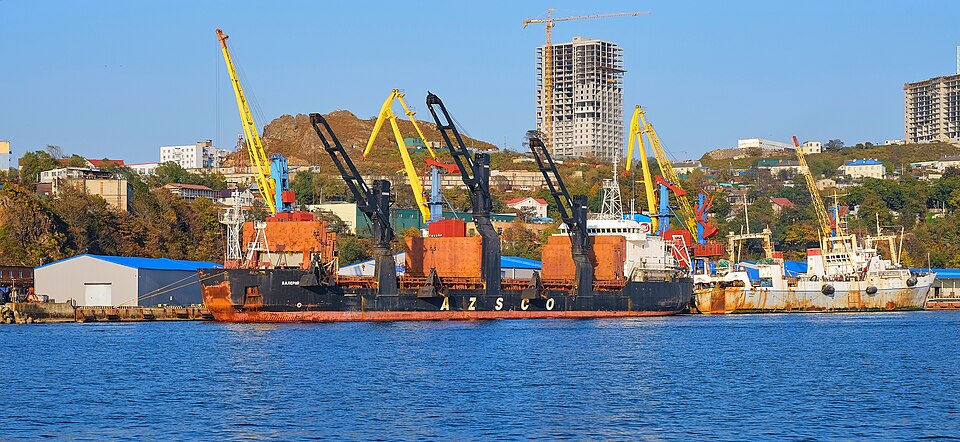 Port handlowy we Władywostoku w październiku 2024 roku. Fotografia miejsca, nie dokumentacja zarzucanych transportów.