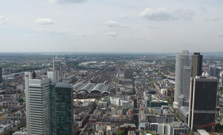 Panorama Frankfurtu z wieży Main Tower w 2015 roku. Archiwalna ilustracja sektora finansowego.