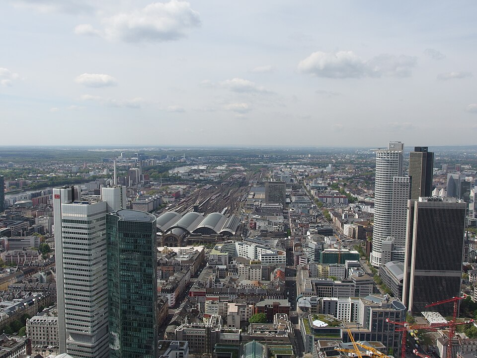 Panorama Frankfurtu z wieży Main Tower w 2015 roku. Archiwalna ilustracja sektora finansowego.