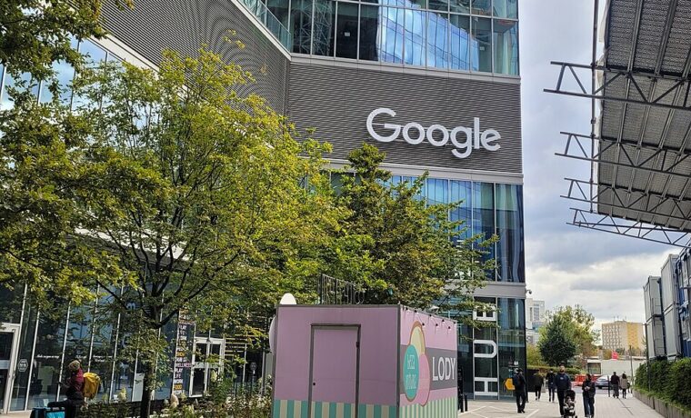 Szyld Google w Warszawie, fotografia archiwalna ilustrująca firmę, nie dokumentacja negocjacji z wydawcami