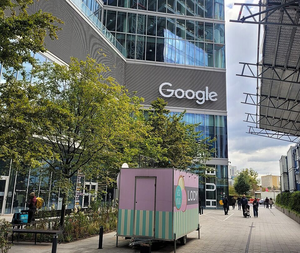 Szyld Google w Warszawie, fotografia archiwalna ilustrująca firmę, nie dokumentacja negocjacji z wydawcami