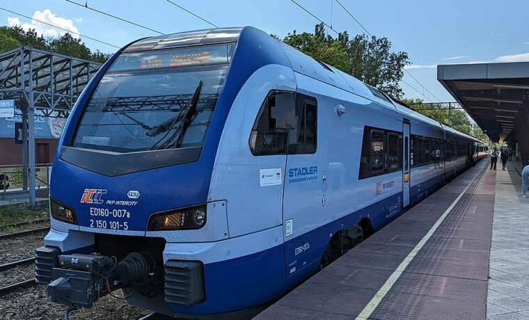 Pociąg ED160 PKP Intercity na stacji Toruń Główny w kwietniu 2024 roku, ilustracja oferty przewoźnika