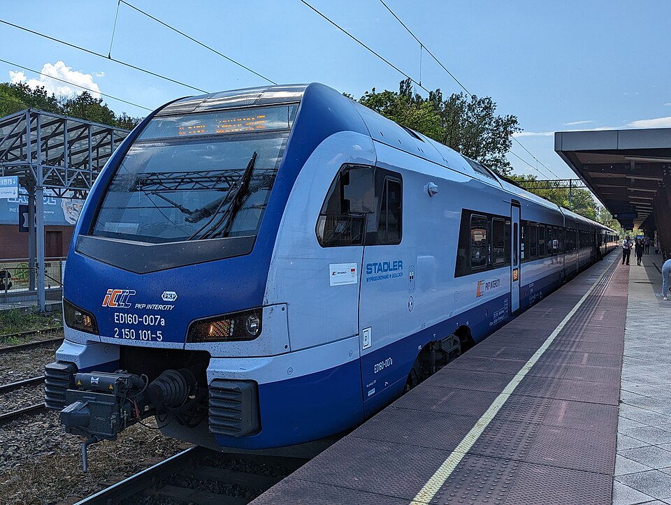 Pociąg ED160 PKP Intercity na stacji Toruń Główny w kwietniu 2024 roku, ilustracja oferty przewoźnika