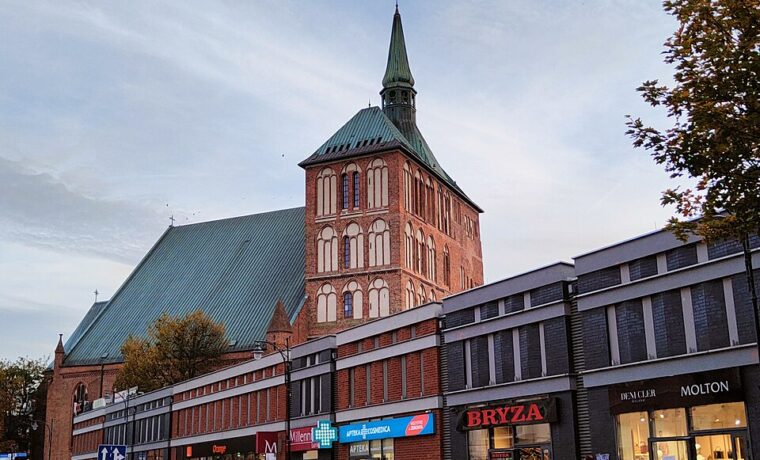 Ulica Armii Krajowej w Kołobrzegu. Fotografia archiwalna miasta z 2022 roku.