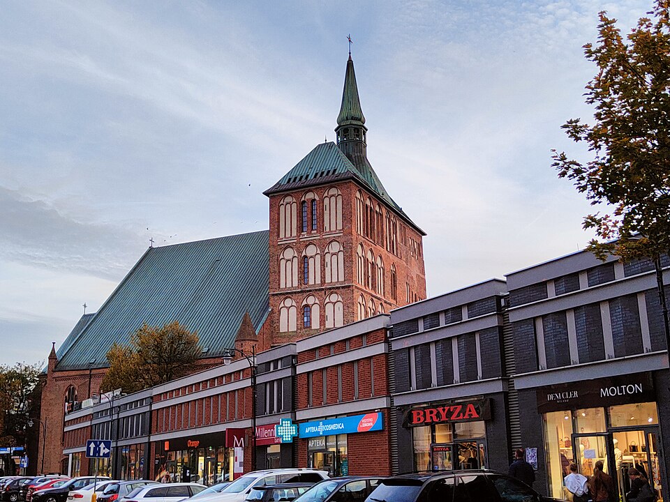 Ulica Armii Krajowej w Kołobrzegu. Fotografia archiwalna miasta z 2022 roku.