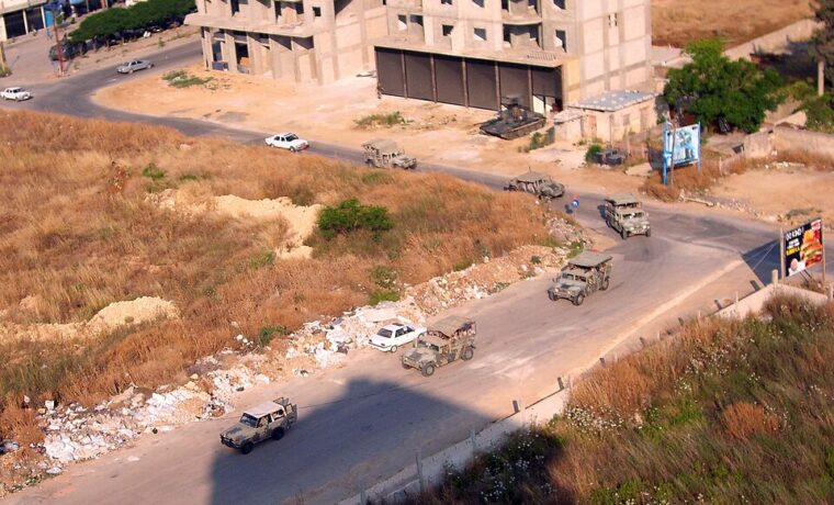 Konwój armii libańskiej w Jabal Mohsen w 2011 roku. Fotografia archiwalna, nie przedstawia misji EUSM Lebanon.