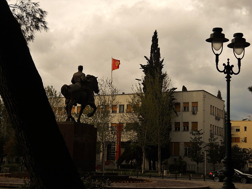 Budynek parlamentu Czarnogóry w Podgoricy. Fotografia archiwalna, nie przedstawia konferencji akcesyjnej.
