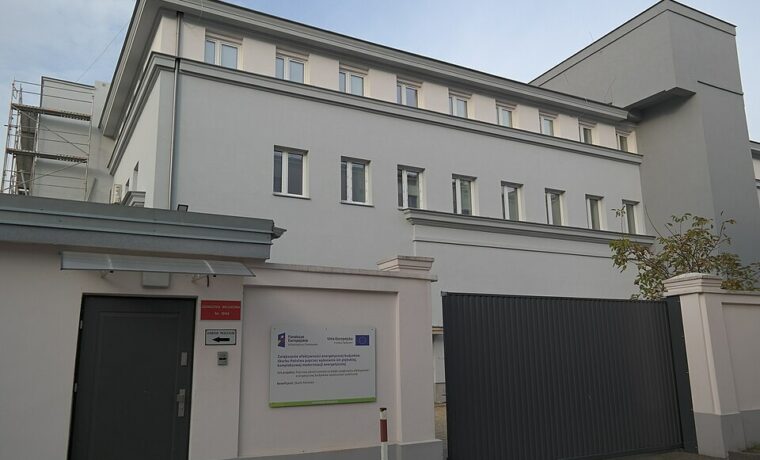 Budynek ABW przy ulicy Hołówki w Warszawie, zdjęcie z 2020 roku, ilustracja instytucji, której biegli sporządzili opinie