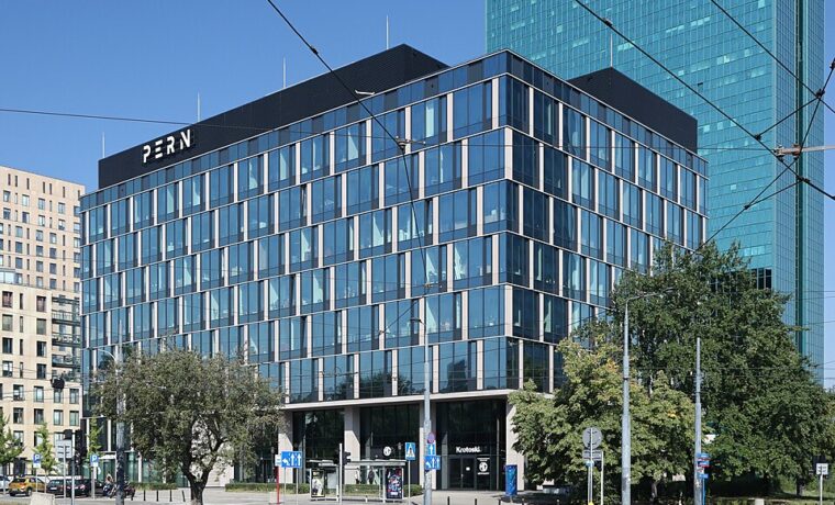 Budynek Intraco Prime w Warszawie na fotografii z 2024 roku. Archiwalna ilustracja nieruchomości biurowej PHN.