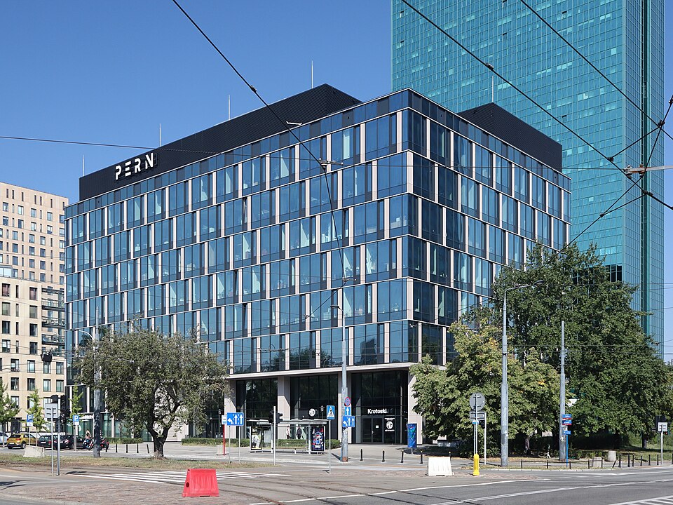 Budynek Intraco Prime w Warszawie na fotografii z 2024 roku. Archiwalna ilustracja nieruchomości biurowej PHN.