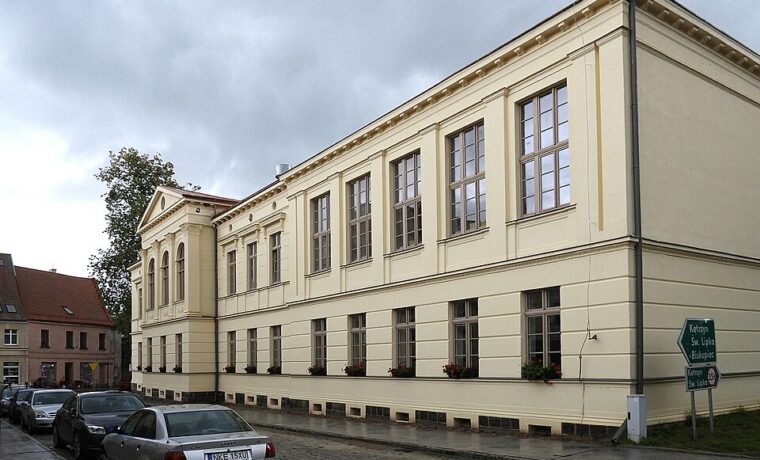 Środowiskowy Dom Samopomocy w Reszlu na zdjęciu z sierpnia 2025 roku, ilustracja rodzaju placówek, nie wskazanie stwierdzonej tam nieprawidłowości