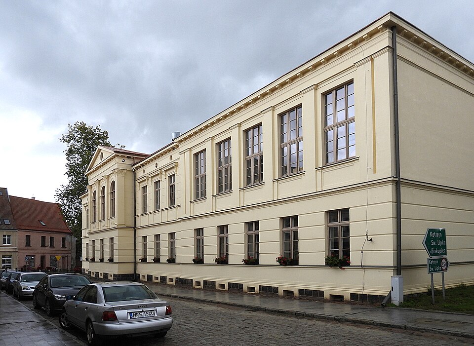 Środowiskowy Dom Samopomocy w Reszlu na zdjęciu z sierpnia 2025 roku, ilustracja rodzaju placówek, nie wskazanie stwierdzonej tam nieprawidłowości