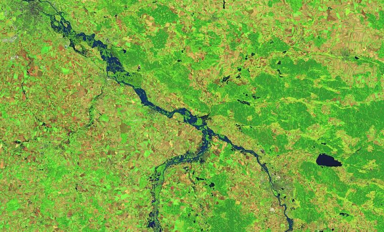 Fałszywe kolory na obrazie Landsat 8 z 20 września 2024 roku pokazują rozlewiska Odry w okolicy Wrocławia; ilustracja obserwacji satelitarnych, nie wynik porozumienia POLSA z 2026 roku