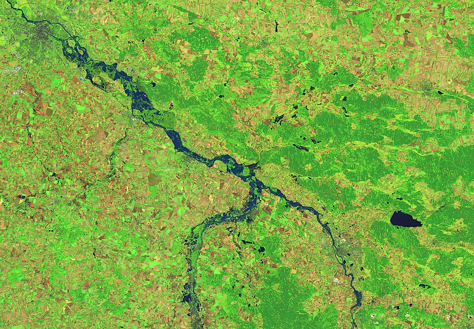 Fałszywe kolory na obrazie Landsat 8 z 20 września 2024 roku pokazują rozlewiska Odry w okolicy Wrocławia; ilustracja obserwacji satelitarnych, nie wynik porozumienia POLSA z 2026 roku