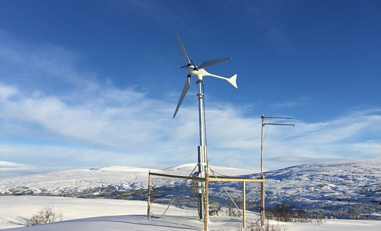 Mała turbina wiatrowa w Norwegii. Fotografia archiwalna instalacji, nie dokumentacja polskiego programu.
