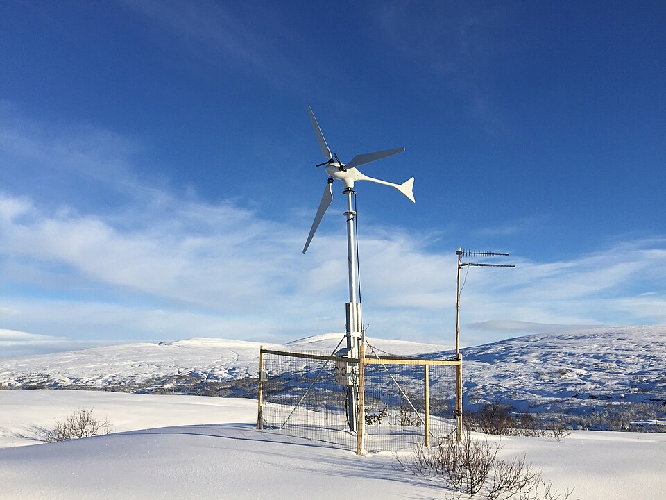 Mała turbina wiatrowa w Norwegii. Fotografia archiwalna instalacji, nie dokumentacja polskiego programu.