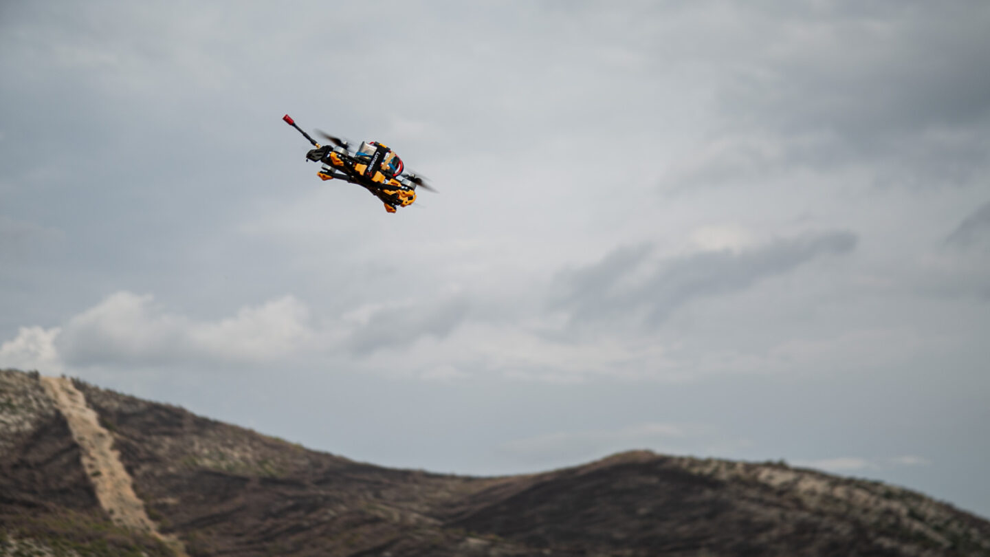 Dron FPV podczas ćwiczenia Trojan Footprint w Grecji w marcu 2024 roku. Ilustracja technologii, nie zdjęcie Blue Eye-26 ani Dron Legionu.