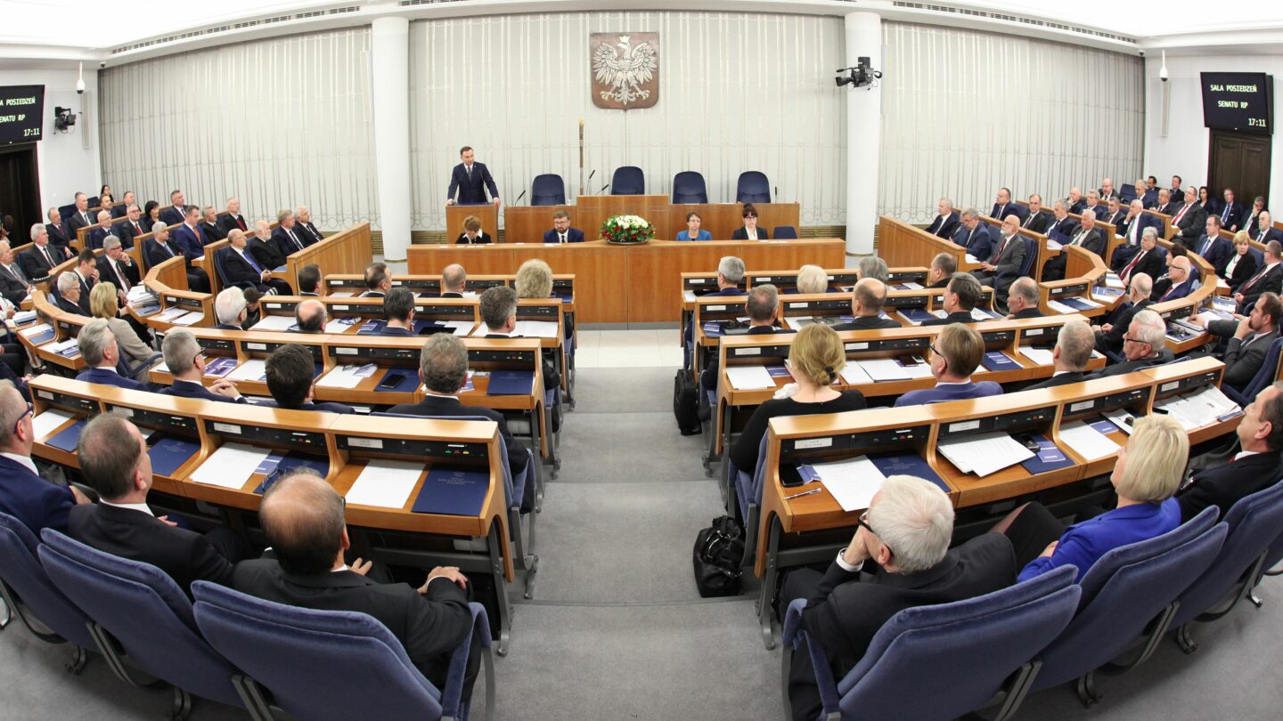Sala posiedzeń Senatu podczas pierwszego posiedzenia IX kadencji w listopadzie 2015 roku. Zdjęcie archiwalne, nie przedstawia głosowania nad DSA w 2026 roku.