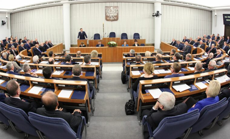 Sala posiedzeń Senatu podczas pierwszego posiedzenia IX kadencji w listopadzie 2015 roku. Zdjęcie archiwalne, nie przedstawia głosowania nad DSA w 2026 roku.