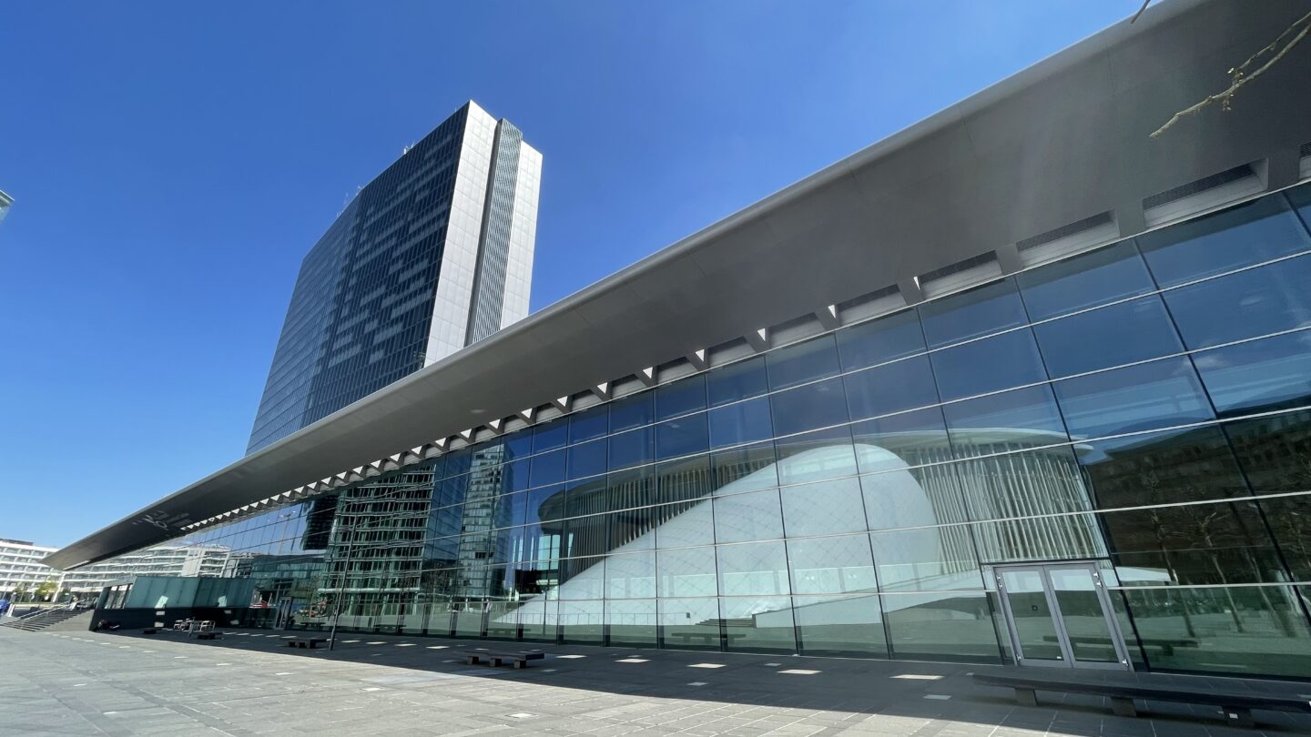 European Convention Center Luxembourg w kwietniu 2022 roku. Fotografia archiwalna europejskiego miejsca obrad, nie dokumentacja konferencji z października 2026 roku.