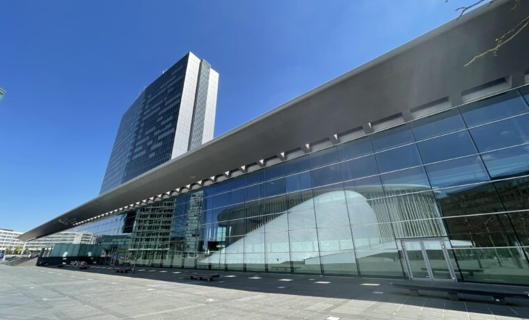 European Convention Center Luxembourg w kwietniu 2022 roku. Fotografia archiwalna europejskiego miejsca obrad, nie dokumentacja konferencji z października 2026 roku.
