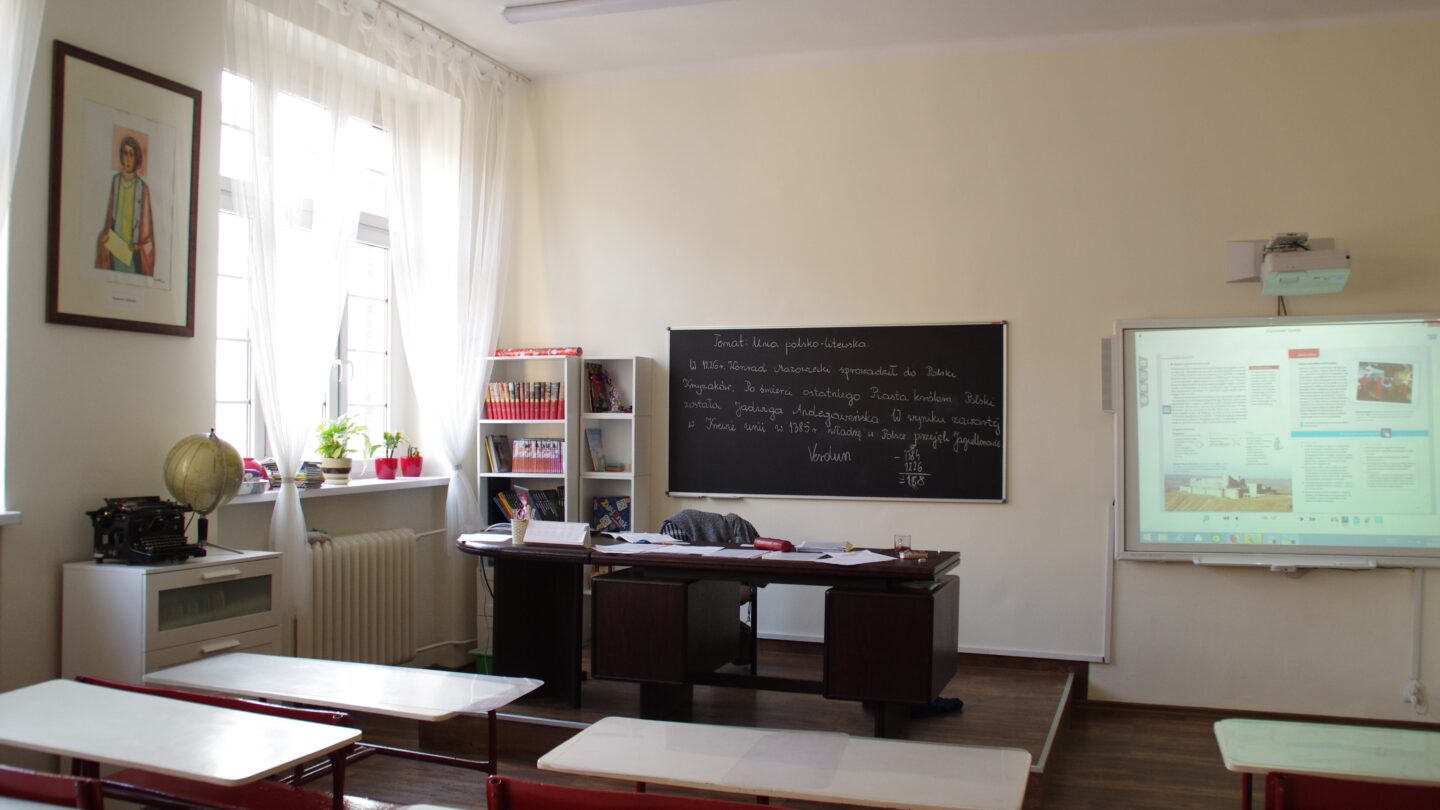 Sala lekcyjna Szkoły Podstawowej nr 16 w Bytomiu w 2019 roku. Ilustracja szkolnej edukacji, nie dokumentacja zajęć programu Poznaj Finanse.