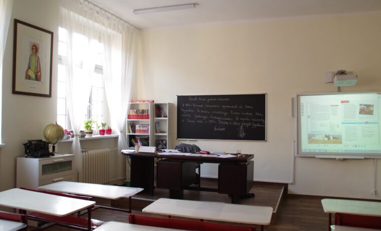 Sala lekcyjna Szkoły Podstawowej nr 16 w Bytomiu w 2019 roku. Ilustracja szkolnej edukacji, nie dokumentacja zajęć programu Poznaj Finanse.
