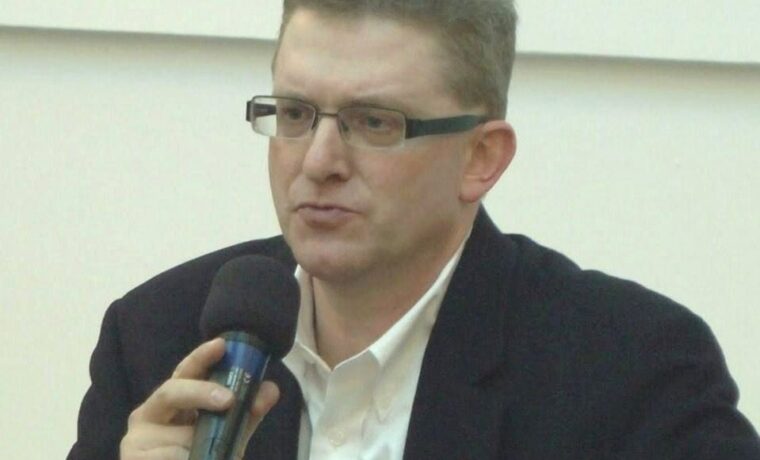 Grzegorz Braun podczas spotkania w Klubie Ronina 7 kwietnia 2014 roku. Kadr archiwalny, niezwiązany z czynnościami z sierpnia 2026 roku.