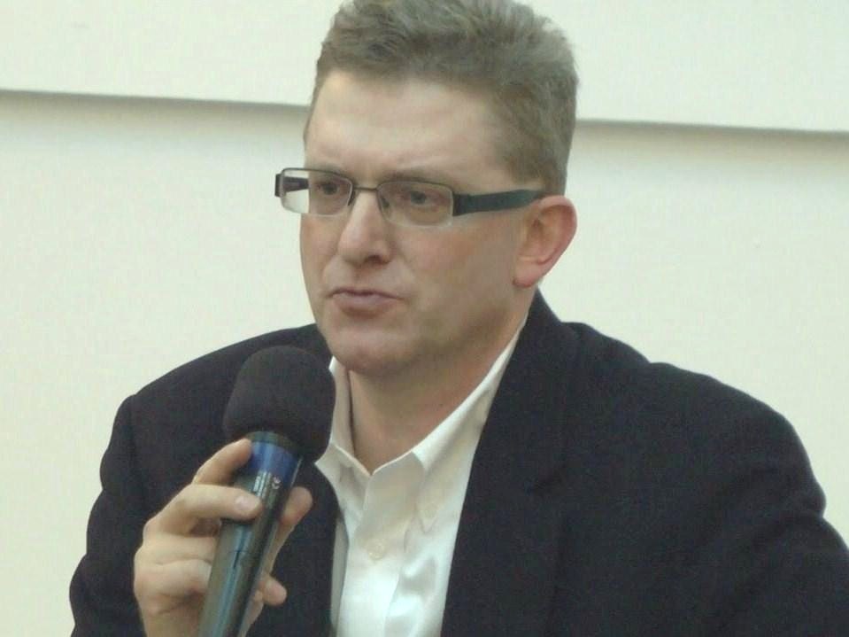 Grzegorz Braun podczas spotkania w Klubie Ronina 7 kwietnia 2014 roku. Kadr archiwalny, niezwiązany z czynnościami z sierpnia 2026 roku.