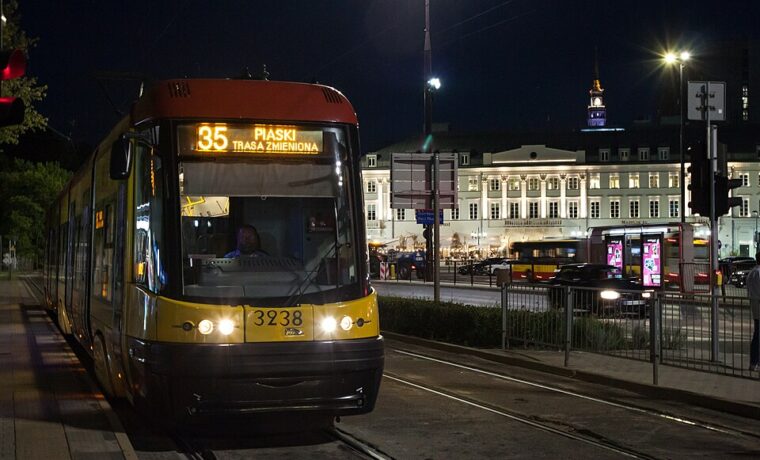 Tramwaj Pesa Swing na placu Bankowym w Warszawie w sierpniu 2024 roku. Fotografia archiwalna ilustrująca transport publiczny.