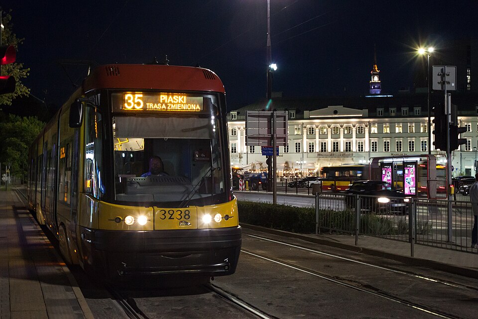 Tramwaj Pesa Swing na placu Bankowym w Warszawie w sierpniu 2024 roku. Fotografia archiwalna ilustrująca transport publiczny.