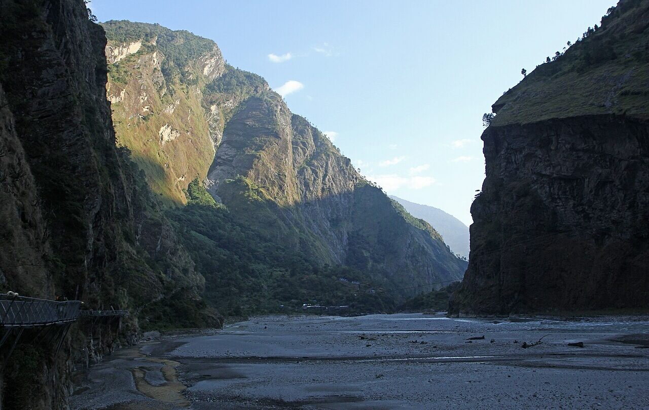 Budhi Gandaki między Yaru Bagar i Jagat w dystrykcie Gorkha. Archiwalne zdjęcie z 27 października 2018 roku, nie obraz powodzi z 2026 roku.