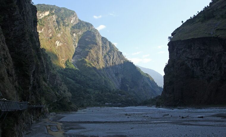 Budhi Gandaki między Yaru Bagar i Jagat w dystrykcie Gorkha. Archiwalne zdjęcie z 27 października 2018 roku, nie obraz powodzi z 2026 roku.